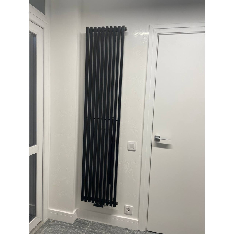 Дизайнерский вертикальный радиатор отопления Betatherm Quantum 405x1800x57 RAL 9005M Black